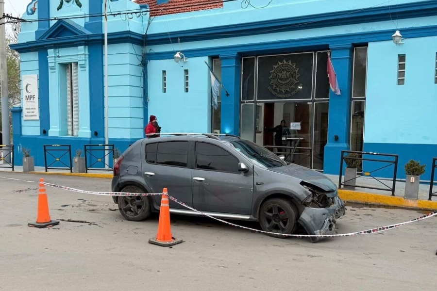 Un auto chocó contra el frente de la Comisaría de Deán Funes - SAN